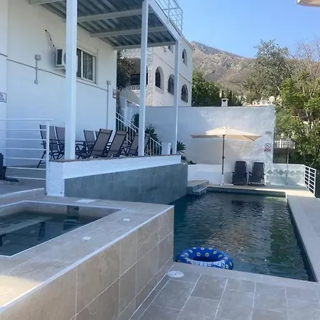D With Heated Swimming Pool, Jacuzzi, Waterfall, Heating Is Extra 贝纳尔马德纳