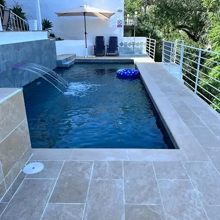 D With Heated Swimming Pool, Jacuzzi, Waterfall, Heating Is Extra 贝纳尔马德纳