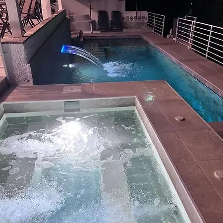 D With Heated Swimming Pool, Jacuzzi, Waterfall, Heating Is Extra 公寓