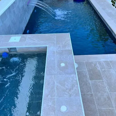 D With Heated Swimming Pool, Jacuzzi, Waterfall, Heating Is Extra 公寓 贝纳尔马德纳
