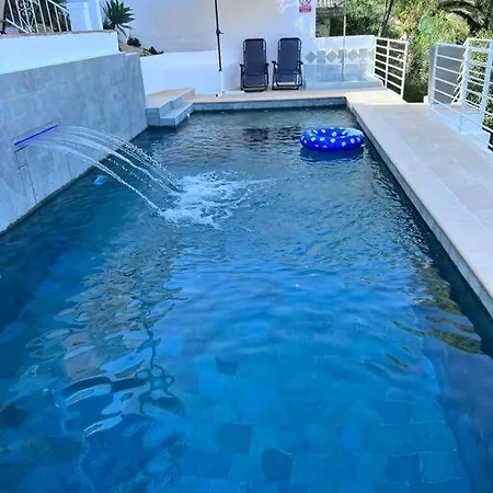 D With Heated Swimming Pool, Jacuzzi, Waterfall, Heating Is Extra 公寓